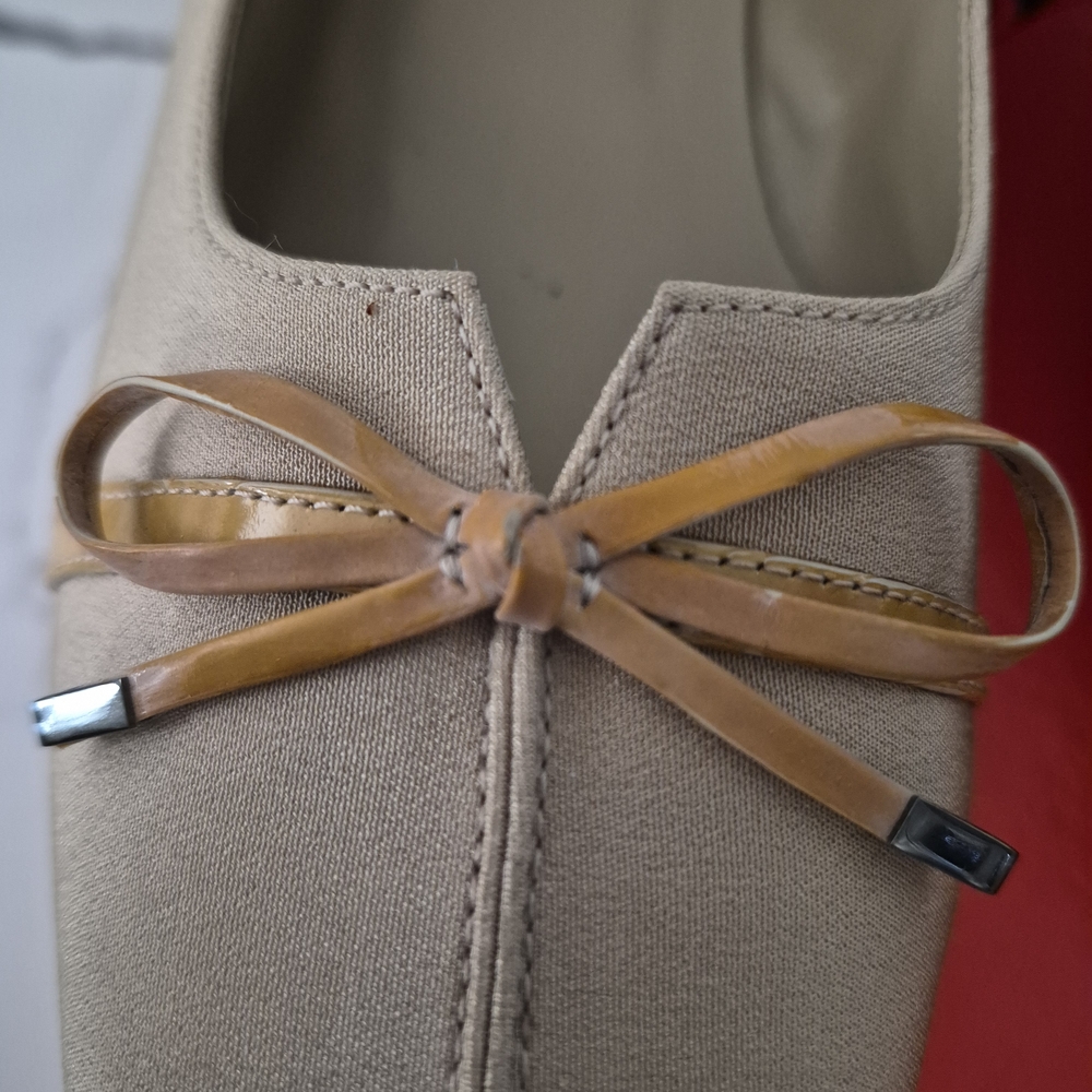"VINTAGE" Vaneli Beige Heels with Gold Bow Accent - Picture 8 of 10